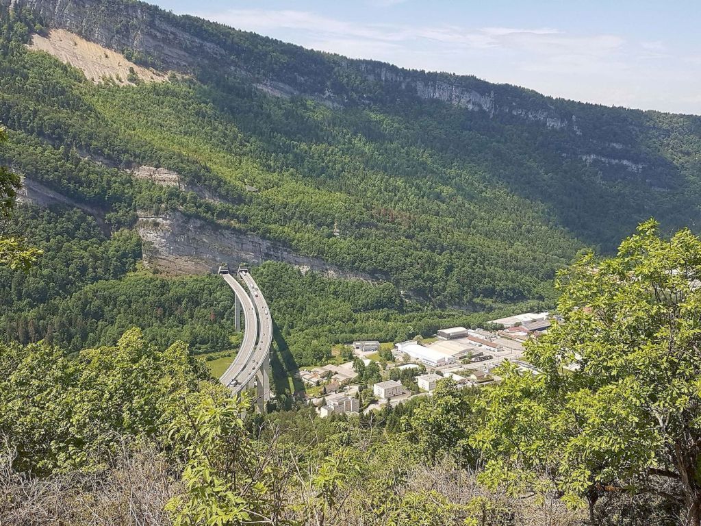 Vue du belvédère Sud. Viaduc de l'autoroute, entrée du tunnel de Chamoise.