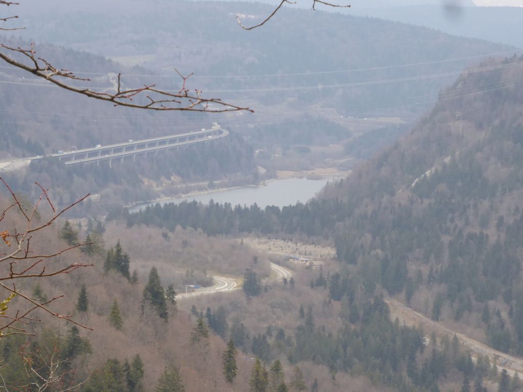 Vue depuis le belvédère Est. Lac de Sylans, Viaduc de l'autoroute.