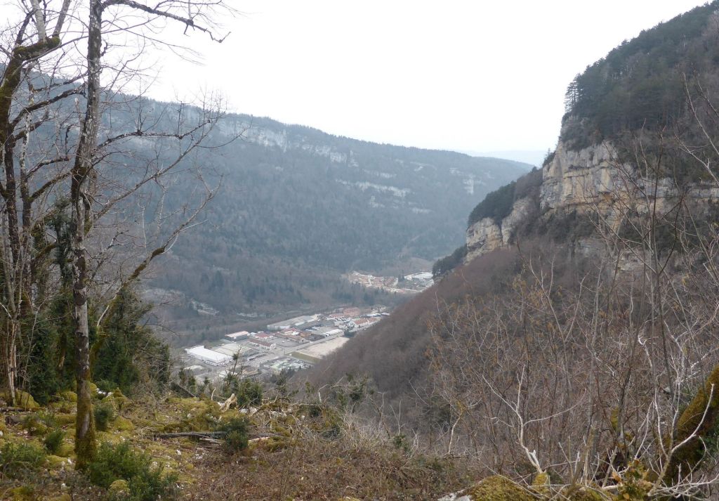 Vue depuis le belvédère Ouest. Nantua zone artisanale.