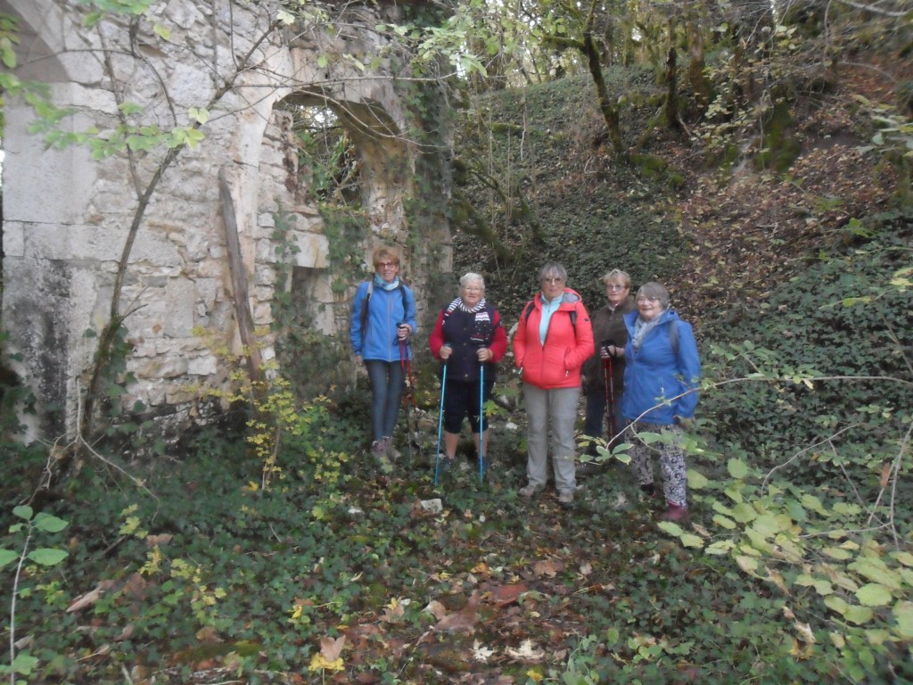 devant la ruine au pied du chateau MT Didier